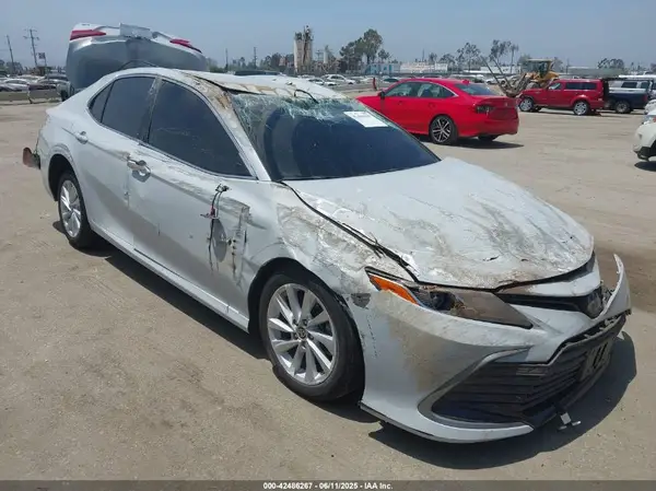 4T1R11AK1NU032395 2022 TOYOTA CAMRY - Image 1