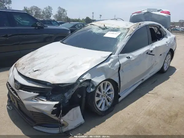 4T1R11AK1NU032395 2022 TOYOTA CAMRY - Image 2