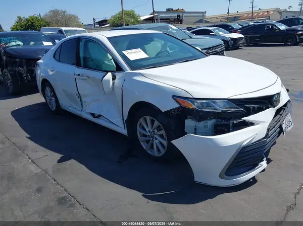 4T1R11AK1NU056423 2022 TOYOTA CAMRY - Image 1