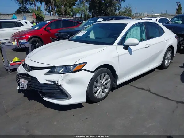 4T1R11AK1NU056423 2022 TOYOTA CAMRY - Image 2