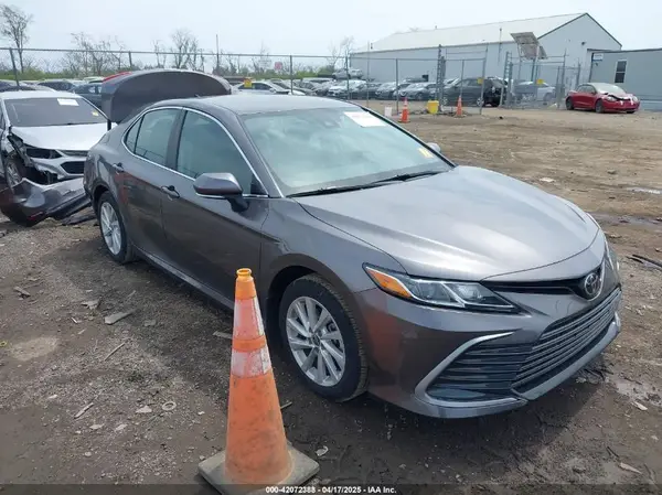 4T1R11AK1NU057099 2022 TOYOTA CAMRY - Image 1