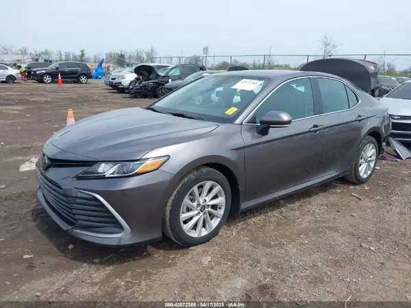 4T1R11AK1NU057099 2022 TOYOTA CAMRY - Image 2