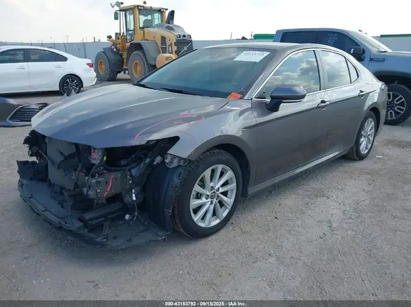 4T1R11AK1NU635654 2022 TOYOTA CAMRY - Image 2