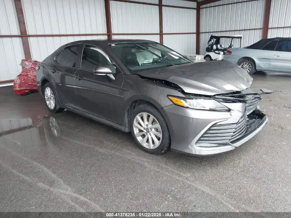 4T1R11AK1NU671585 2022 TOYOTA CAMRY - Image 1