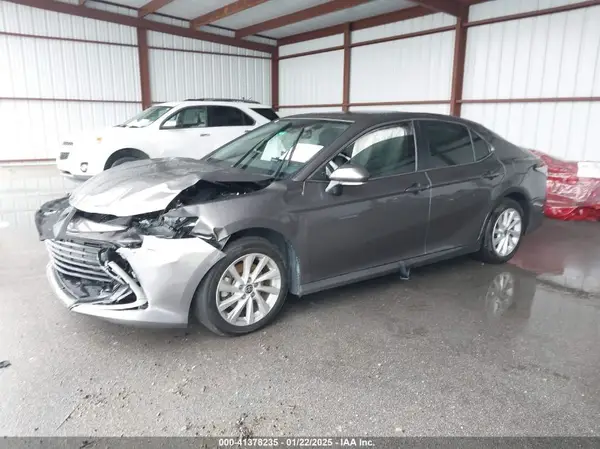 4T1R11AK1NU671585 2022 TOYOTA CAMRY - Image 2