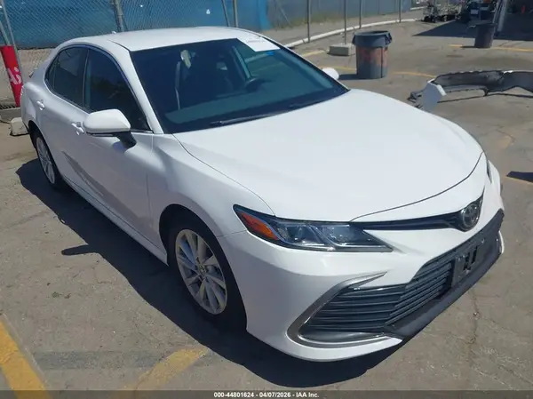4T1R11AK1NU688015 2022 TOYOTA CAMRY - Image 1