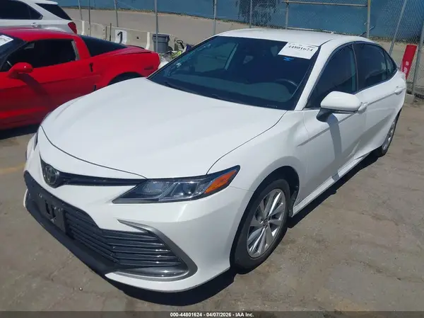 4T1R11AK1NU688015 2022 TOYOTA CAMRY - Image 2