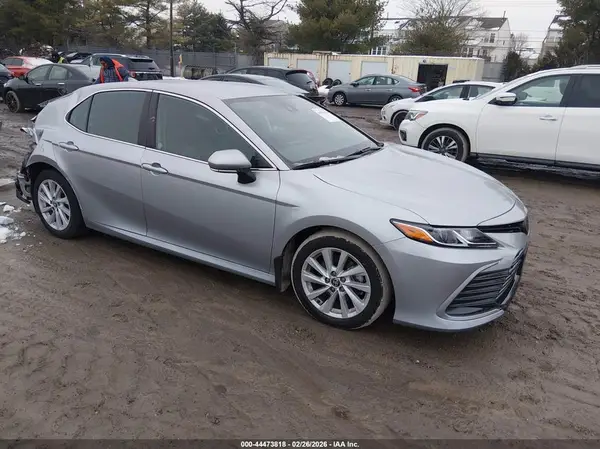 4T1R11AK1NU704679 2022 TOYOTA CAMRY - Image 1