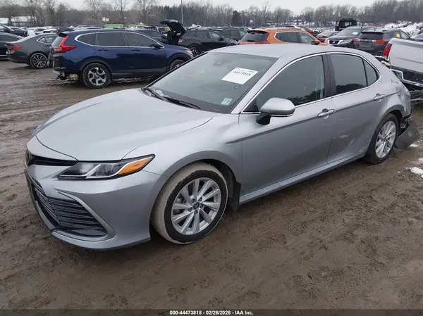 4T1R11AK1NU704679 2022 TOYOTA CAMRY - Image 2