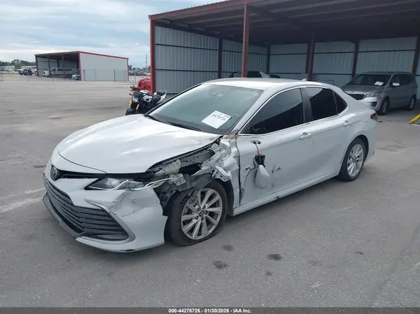 4T1R11AK2NU033409 2022 TOYOTA CAMRY - Image 2