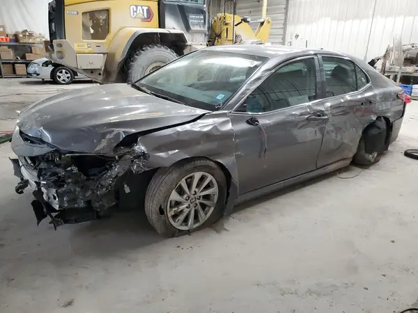 4T1R11AK2NU684538 2022 TOYOTA CAMRY - Image 1