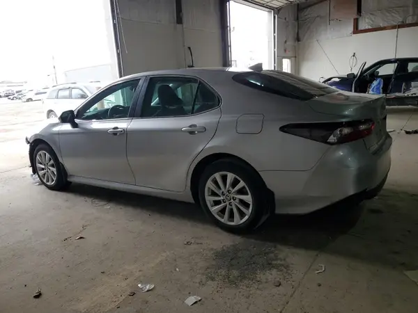 4T1R11AK2NU702908 2022 TOYOTA CAMRY - Image 2
