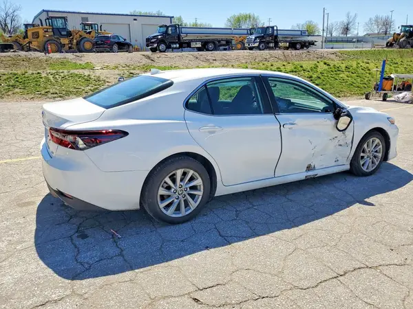 4T1R11AK2NU705873 2022 TOYOTA CAMRY - Image 2