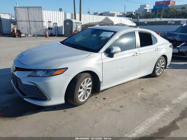 4T1R11AK3NU050042 2022 TOYOTA CAMRY - Image 2