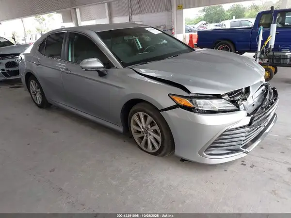 4T1R11AK3NU622386 2022 TOYOTA CAMRY - Image 1