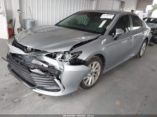 4T1R11AK3NU622386 2022 TOYOTA CAMRY - Image 2