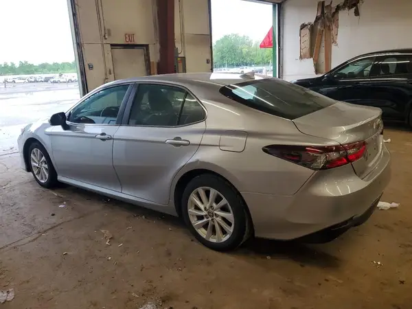 4T1R11AK3NU681695 2022 TOYOTA CAMRY - Image 2