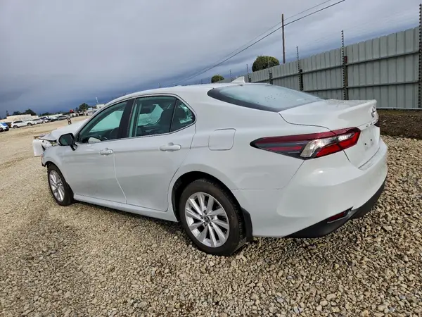4T1R11AK4NU022329 2022 TOYOTA CAMRY - Image 2
