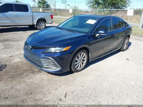 4T1R11AK4NU690485 2022 TOYOTA CAMRY - Image 2