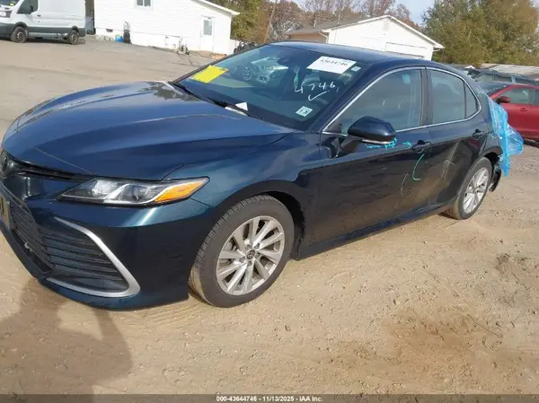 4T1R11AK5MU575599 2021 TOYOTA CAMRY - Image 2