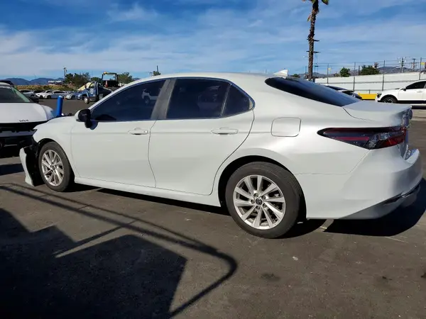 4T1R11AK5NU045750 2022 TOYOTA CAMRY - Image 2