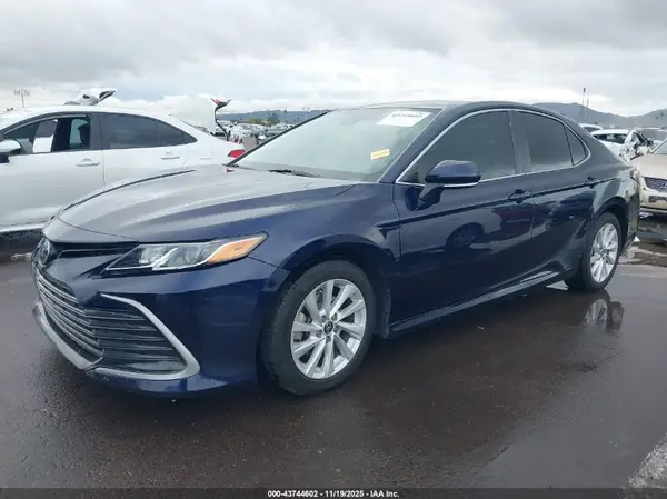 4T1R11AK5NU056196 2022 TOYOTA CAMRY - Image 2