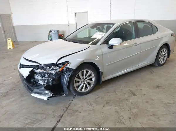 4T1R11AK5NU068283 2022 TOYOTA CAMRY - Image 2