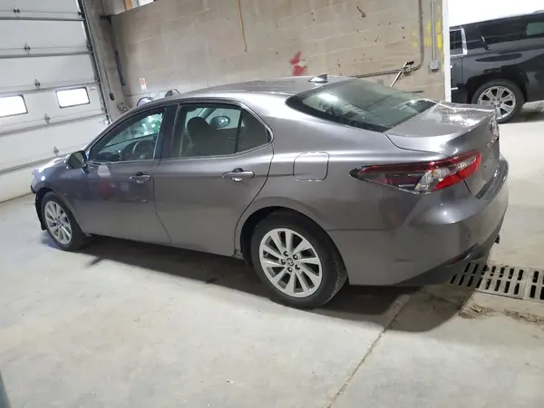 4T1R11AK5NU070454 2022 TOYOTA CAMRY - Image 2