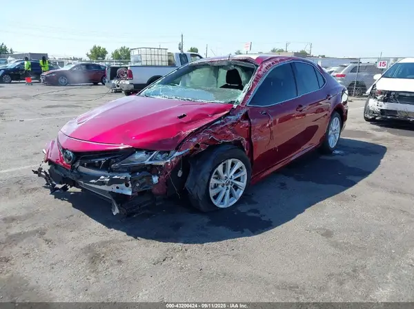 4T1R11AK5NU670360 2022 TOYOTA CAMRY - Image 2