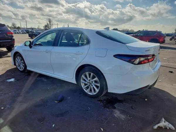 4T1R11AK5NU681794 2022 TOYOTA CAMRY - Image 2