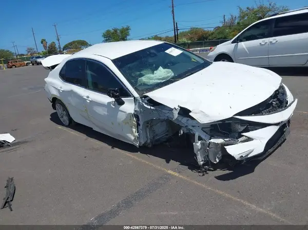4T1R11AK6NU717590 2022 TOYOTA CAMRY - Image 1