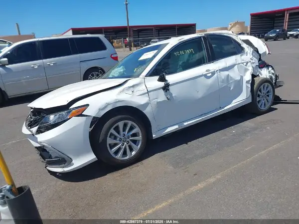 4T1R11AK6NU717590 2022 TOYOTA CAMRY - Image 2