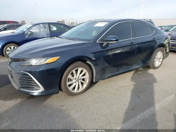 4T1R11AK7MU450555 2021 TOYOTA CAMRY - Image 2