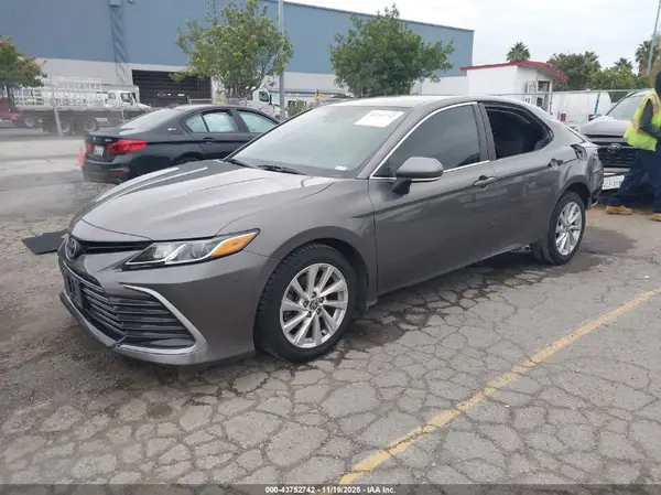 4T1R11AK7MU537744 2021 TOYOTA CAMRY - Image 2