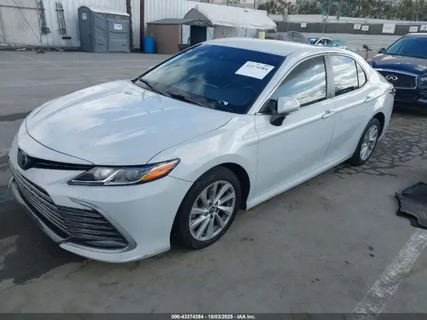 4T1R11AK7NU030828 2022 TOYOTA CAMRY - Image 2