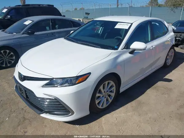 4T1R11AK7NU627056 2022 TOYOTA CAMRY - Image 2