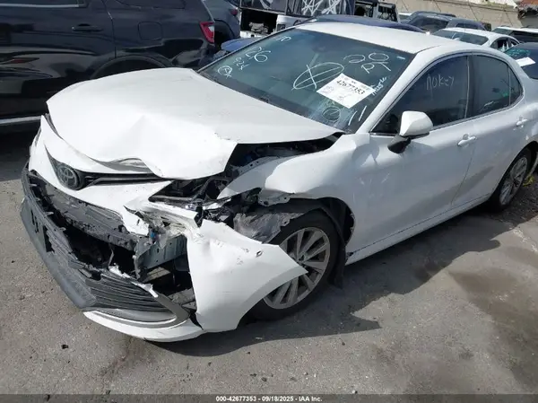 4T1R11AK7NU647226 2022 TOYOTA CAMRY - Image 2
