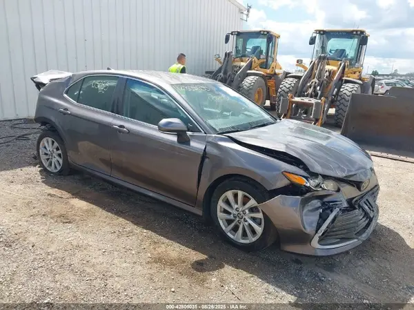 4T1R11AK7NU647680 2022 TOYOTA CAMRY - Image 1