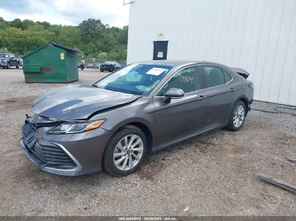 4T1R11AK7NU647680 2022 TOYOTA CAMRY - Image 2
