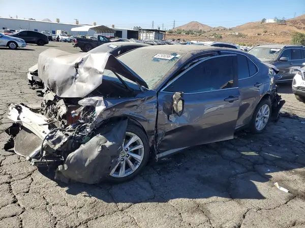 4T1R11AK7NU705061 2022 TOYOTA CAMRY - Image 1