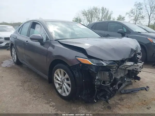 4T1R11AK7NU718229 2022 TOYOTA CAMRY - Image 1
