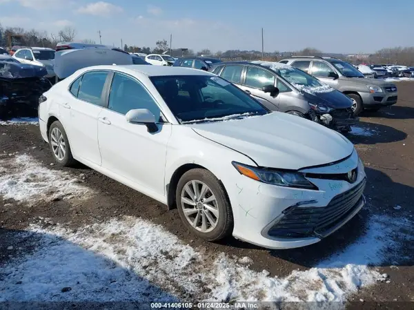 4T1R11AK8NU071677 2022 TOYOTA CAMRY - Image 1