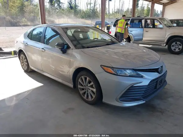 4T1R11AK9NU076421 2022 TOYOTA CAMRY - Image 1