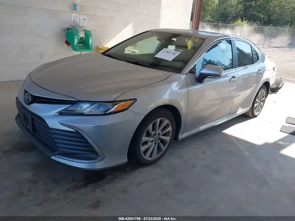 4T1R11AK9NU076421 2022 TOYOTA CAMRY - Image 2