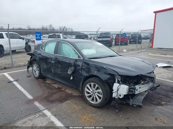 4T1R11AK9NU626930 2022 TOYOTA CAMRY - Image 1