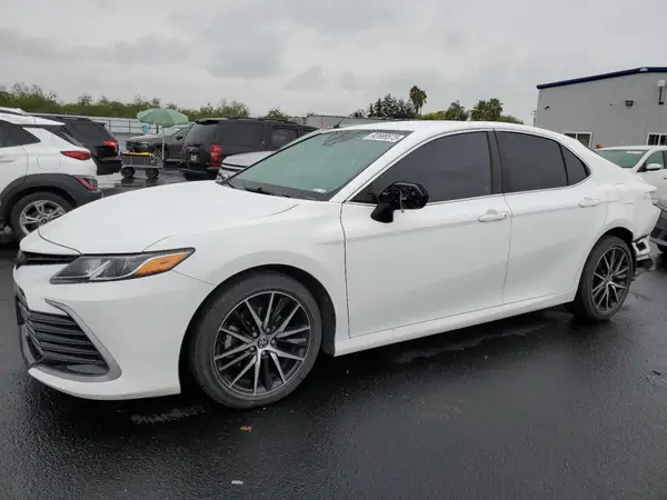 4T1R11AK9NU637233 2022 TOYOTA CAMRY - Image 1