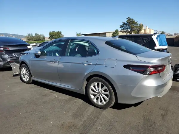 4T1R11AK9NU647860 2022 TOYOTA CAMRY - Image 2