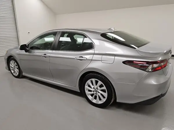 4T1R11AK9NU649687 2022 TOYOTA CAMRY - Image 2