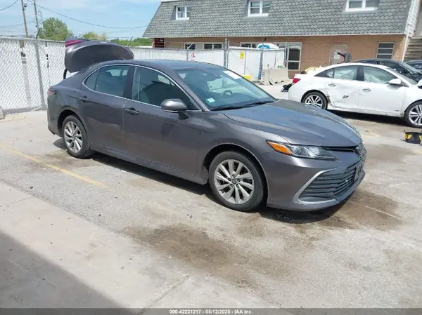 4T1R11AK9NU658132 2022 TOYOTA CAMRY - Image 1