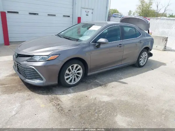 4T1R11AK9NU658132 2022 TOYOTA CAMRY - Image 2